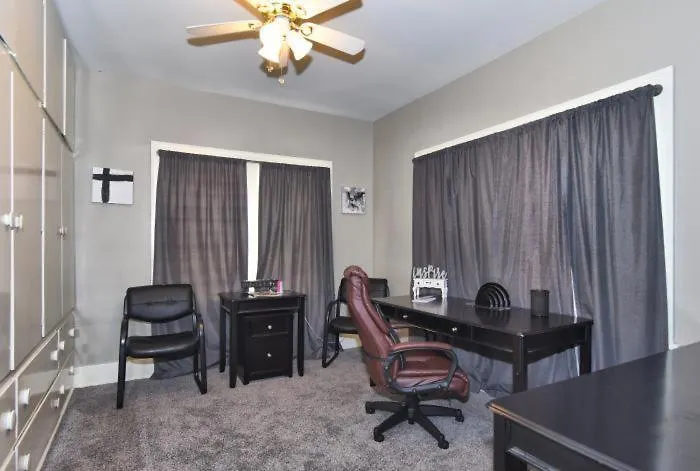 Entire Home*cherry St*food*fun*drinks*shop* Holiday home *